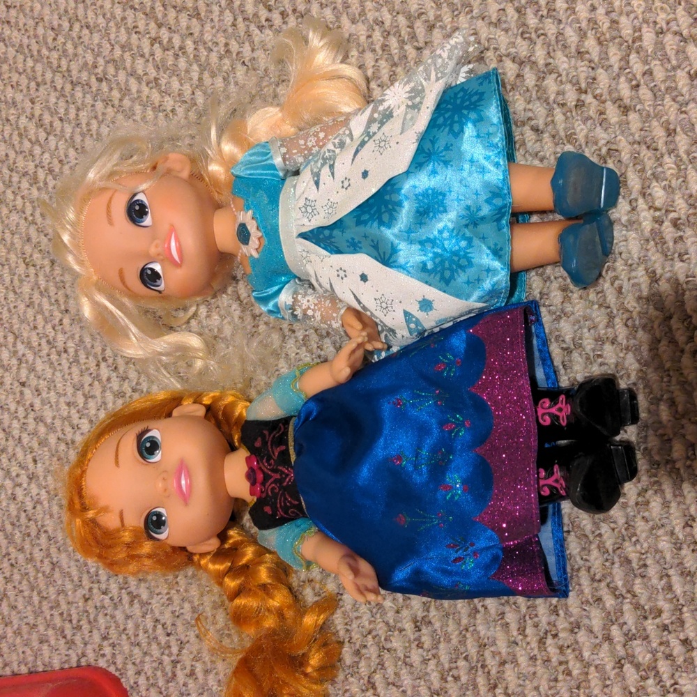 Singing Anna and Elsa dolls from Frozen